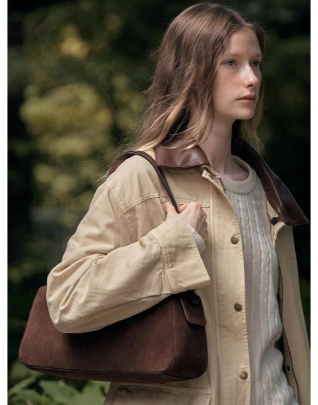 시야쥬 SIAC3086 Suede Keel Bag_Brown 착용컷