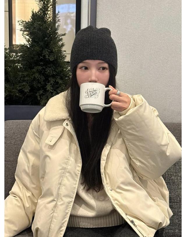 시야쥬 SIOT4163 양털 카라 덕다운 패딩_Cream 착용컷