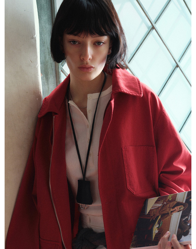 시야쥬 SIAC3106 리얼 레더 넥 스트랩 키링_Black 블랙 착용컷