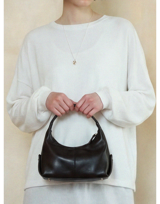 시야쥬 SIAC3076 Lambskin Flow Bag S_Black 블랙 착용컷