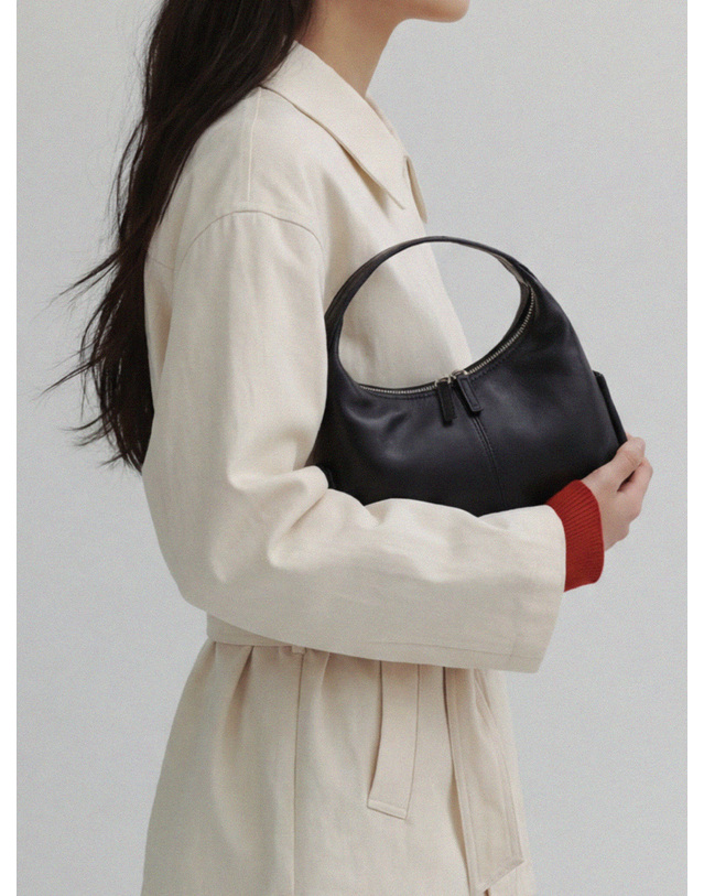 시야쥬 SIAC3076 Lambskin Flow Bag S_Black 블랙 착용컷