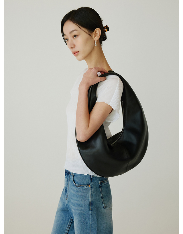 시야쥬 SIAC3113 Arche Hobo Bag_Black 블랙 착용컷