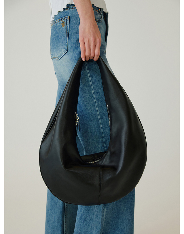 시야쥬 SIAC3113 Arche Hobo Bag_Black 블랙 착용컷