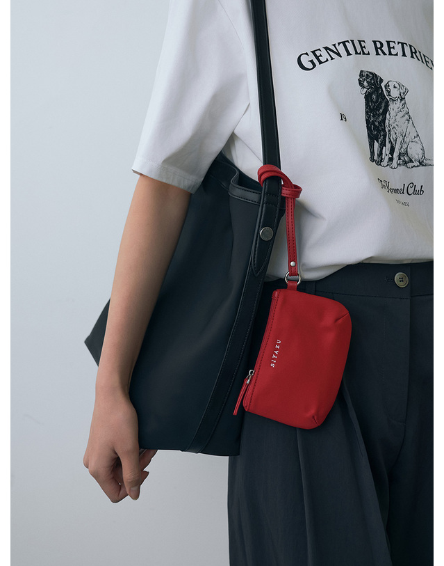 시야쥬 SIAC3125 Loop Nylon Mini Pouch_Red 레드 착용컷