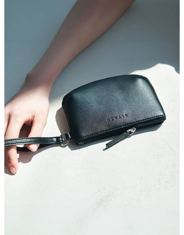 시야쥬 SIAC3124 Loop Leather Mini Pouch_Black 블랙 착용컷
