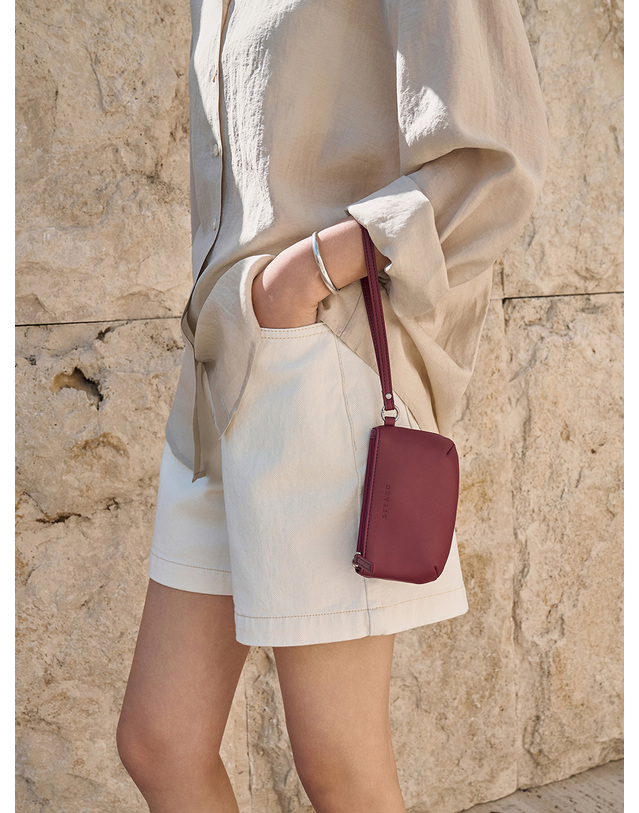 시야쥬 SIAC3124 Loop Leather Mini Pouch_Wine 레드 착용컷