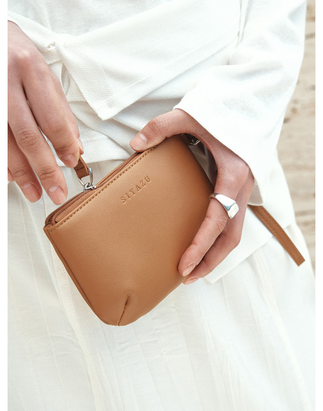 시야쥬 SIAC3124 Loop Leather Mini Pouch_Camel 카멜 착용컷