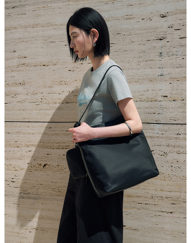 시야쥬 SIAC3123 Juno Slouch Bag_Black 블랙 착용컷
