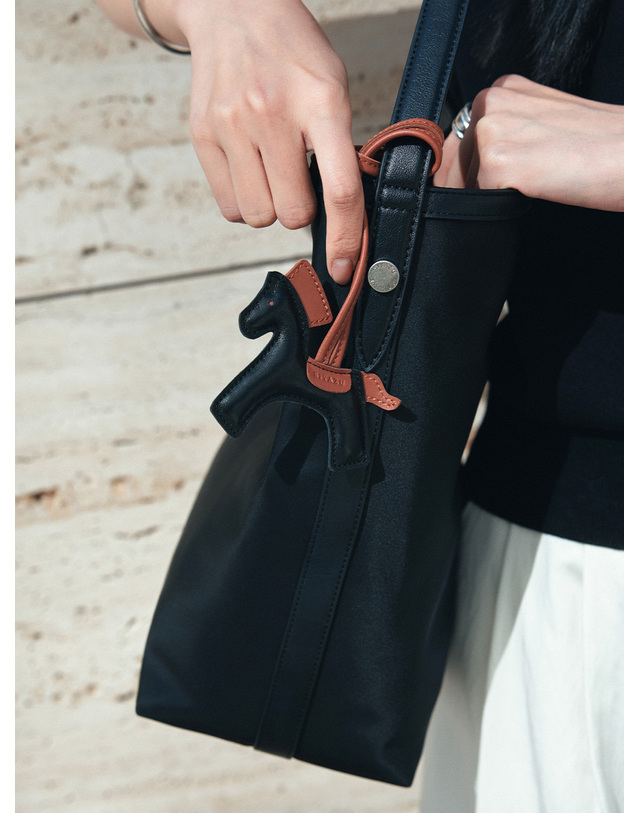시야쥬 SIAC3116 Lambskin Horse Charm_Black 블랙 착용컷