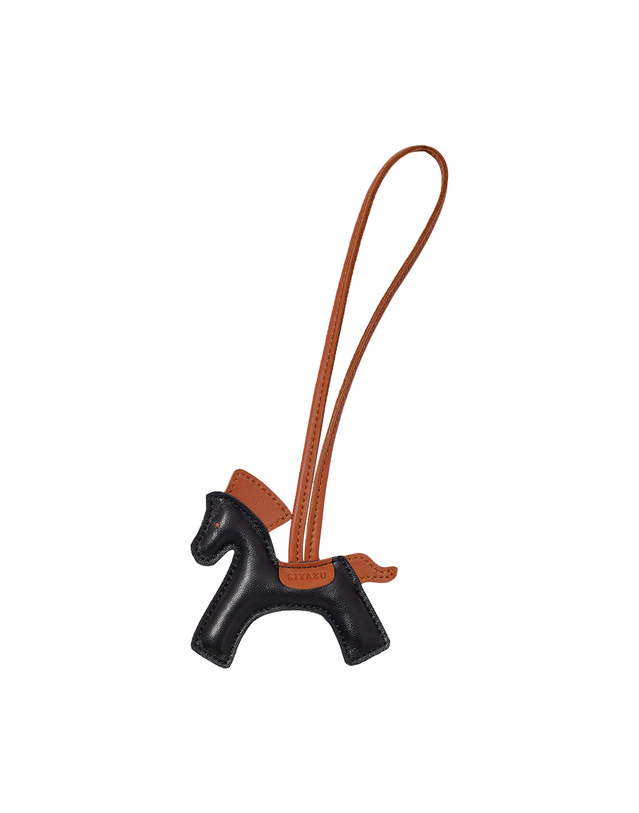 시야쥬 SIAC3116 Lambskin Horse Charm_Black 블랙 착용컷