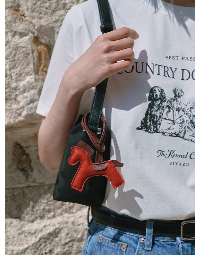 시야쥬 SIAC3116 Lambskin Horse Charm_Red 레드 착용컷