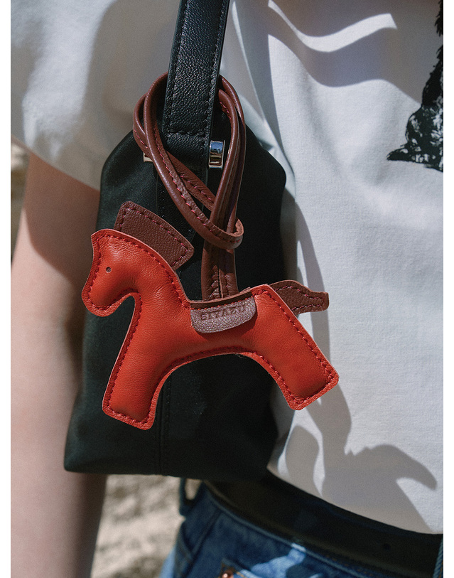 시야쥬 SIAC3116 Lambskin Horse Charm_Red 레드 착용컷