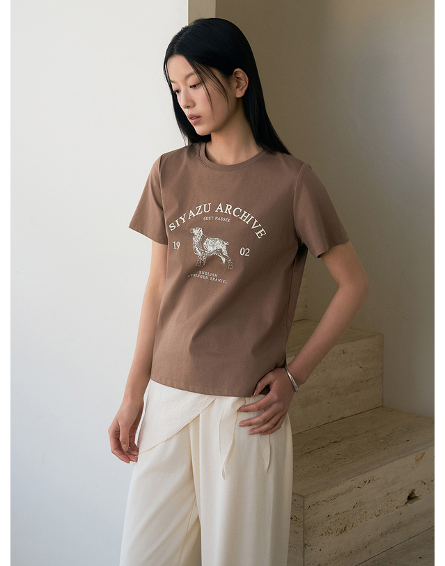 시야쥬 SITP5191 아카이브 하운드 프린팅 반팔티_Brown 브라운 착용컷