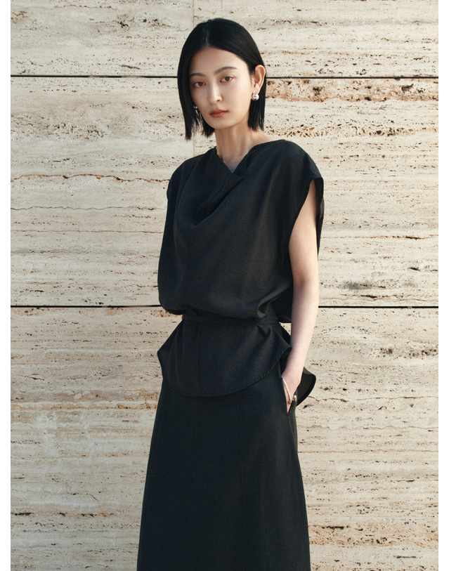 시야쥬 SITP5280 플루이드 카울 블라우스_Black 블랙 착용컷