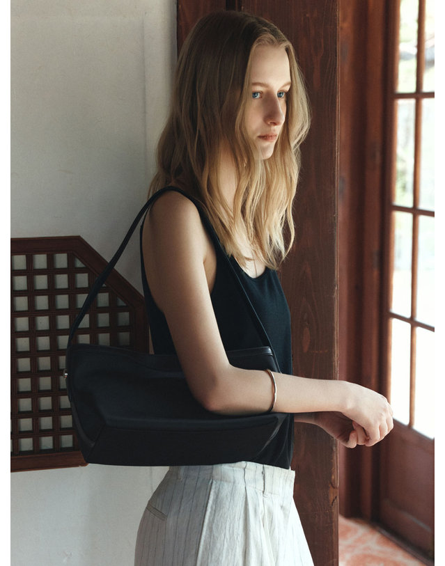 시야쥬 SIAC3134 Juno Mini Slouch Bag_Black 블랙 착용컷
