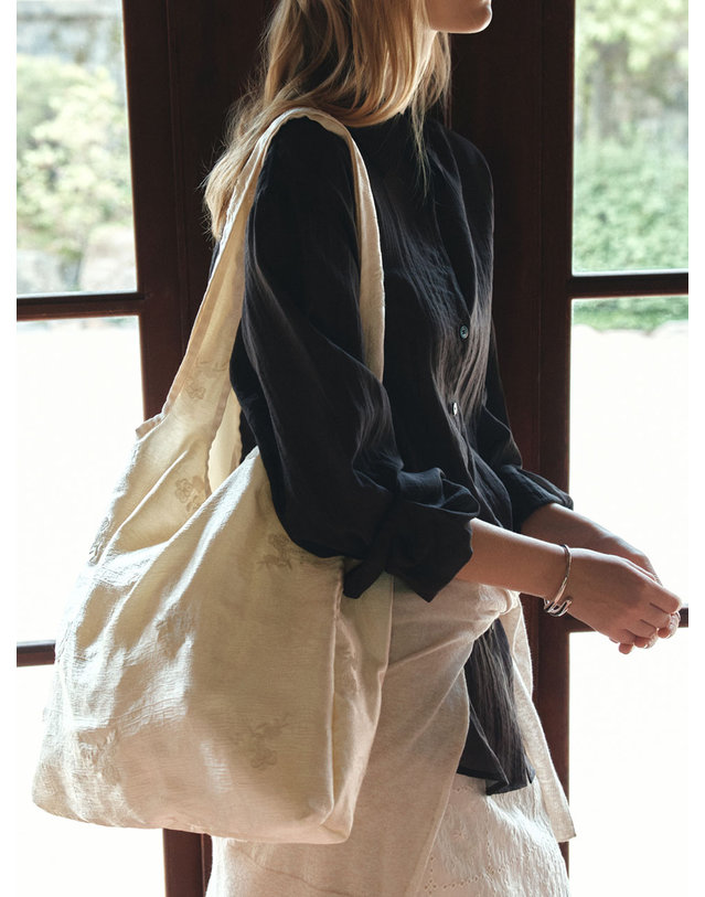 시야쥬 SIAC3132 Fleur Satin Bag_Butter 노랑 착용컷