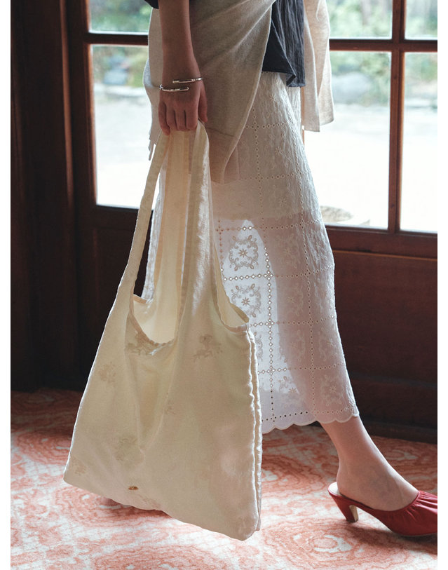 시야쥬 SIAC3132 Fleur Satin Bag_Butter 노랑 착용컷