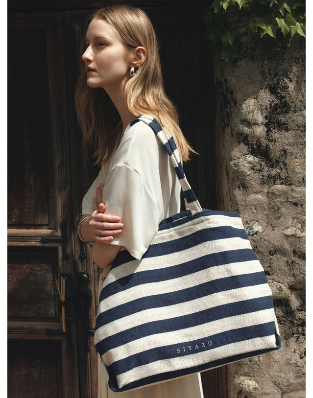 시야쥬 SIAC3131 Big ST Maree Tote_Navy 네이비 착용컷