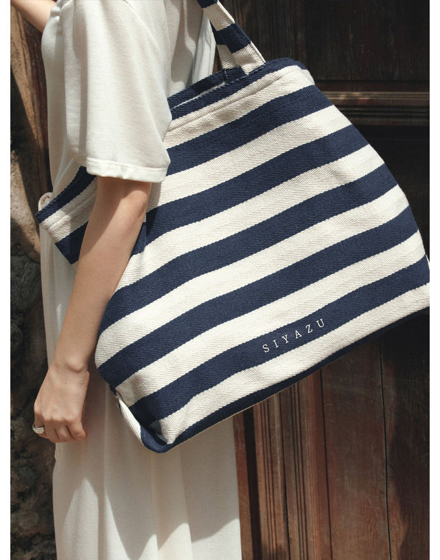 시야쥬 SIAC3131 Big ST Maree Tote_Navy 네이비 착용컷