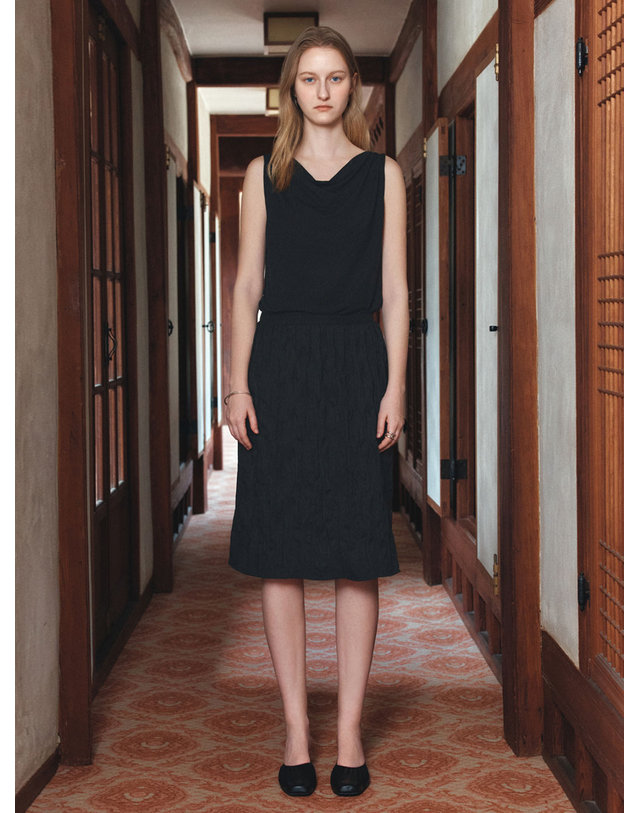 시야쥬 SIST9067 링클 볼륨 미디 스커트_Black 블랙 착용컷