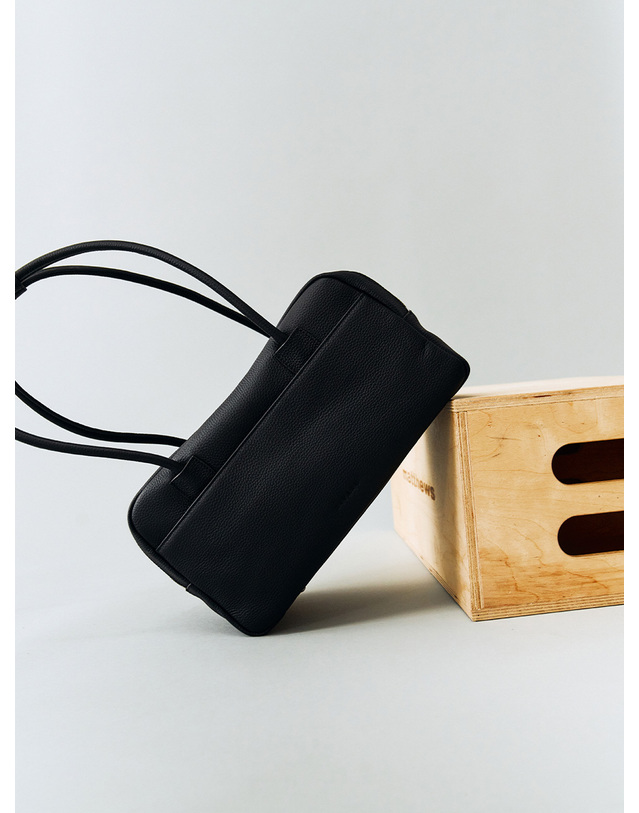 시야쥬 SIAC3137 Puff Bag_Black 블랙 착용컷