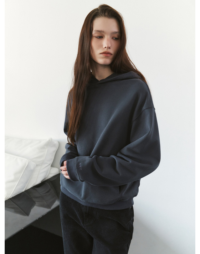 시야쥬 SITP5314 빈티지 레귤러 후드 티셔츠_Dust navy 네이비 착용컷
