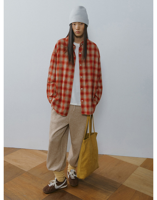 시야쥬 SIAC3146 Lento Suede Bag_Mustard 머스타드 착용컷
