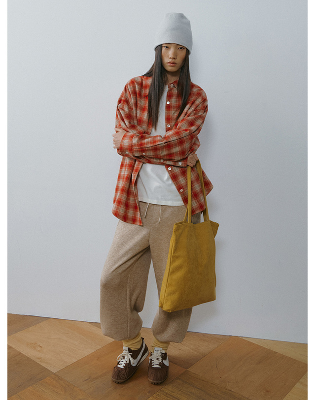 시야쥬 SIAC3146 Lento Suede Bag_Mustard 머스타드 착용컷