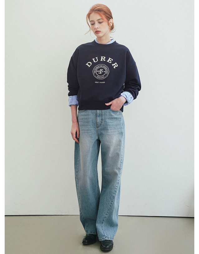 시야쥬 SITP5181 DURER 헤리티지 자수 맨투맨_Navy 착용컷