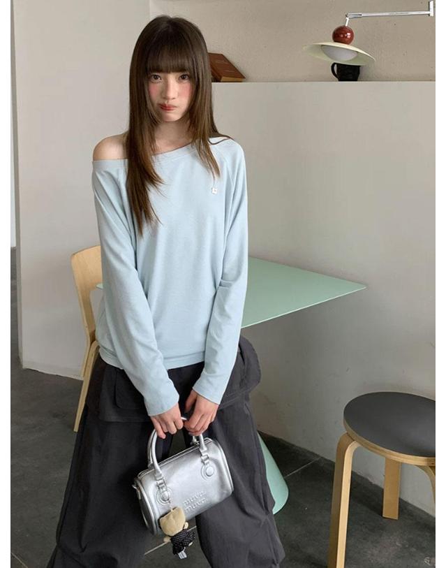 아이홀릭 오프숄더 롱슬리브 티셔츠 착용컷