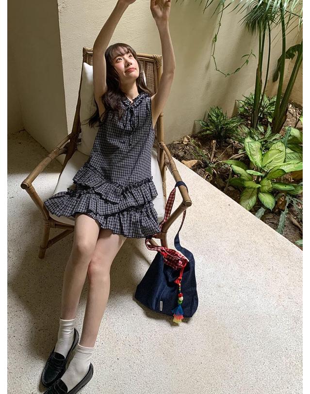 아이홀릭 프릴 체크 미니 원피스 착용컷