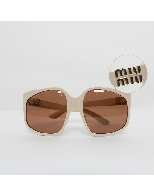 미우미우 미우미우 MIU MIU로고 밀크화이트 프레임 초코라떼 렌즈 여성 선글라스 0MU A07S 21D90Q 착용컷