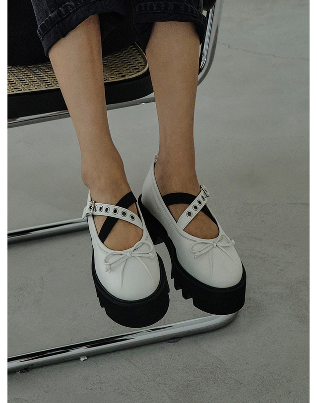 미슈쏘머치 월당 당혜 엑스 스트랩 로퍼_웜화이트 착용컷
