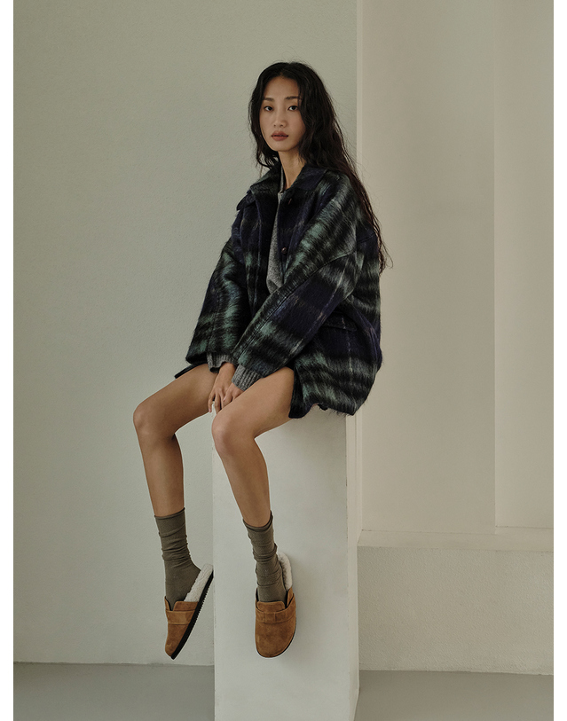 미슈쏘머치 라비 퍼 샌들_브릭 착용컷