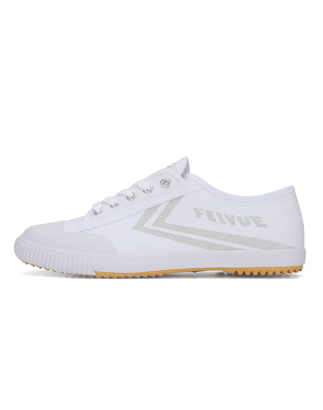 페이유에 FE LO 1920/WHITE CANVAS W/ SILVER METALLIC LOGO & CHEVRON/FU100168 착용컷