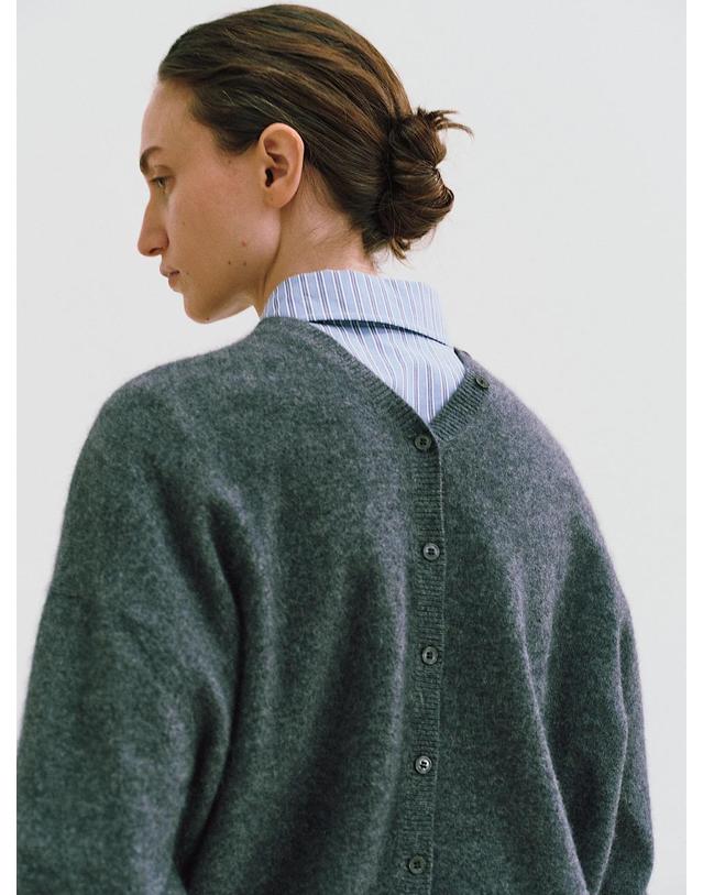 르비에르 RACCOON BLEND V-NECK CARDIGAN (DARK BLUE) 착용컷