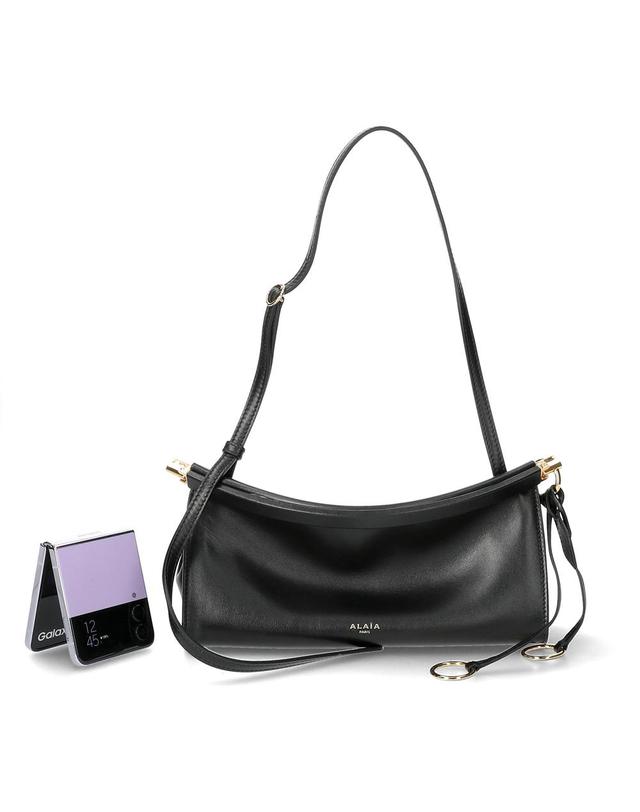알라이아 26FW 알라이아 르 클릭 이스트 웨스트 숄더백 AA1S01426CA332 999 착용컷