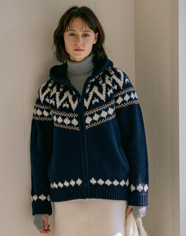 반원아틀리에 KN4242 Nordic knit hood zip-up_Navy 착용컷