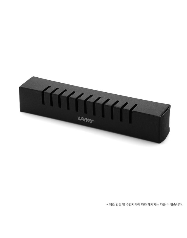 라미 LAMY 4000860 로고 206 브러쉬드 블랙심 볼펜 착용컷