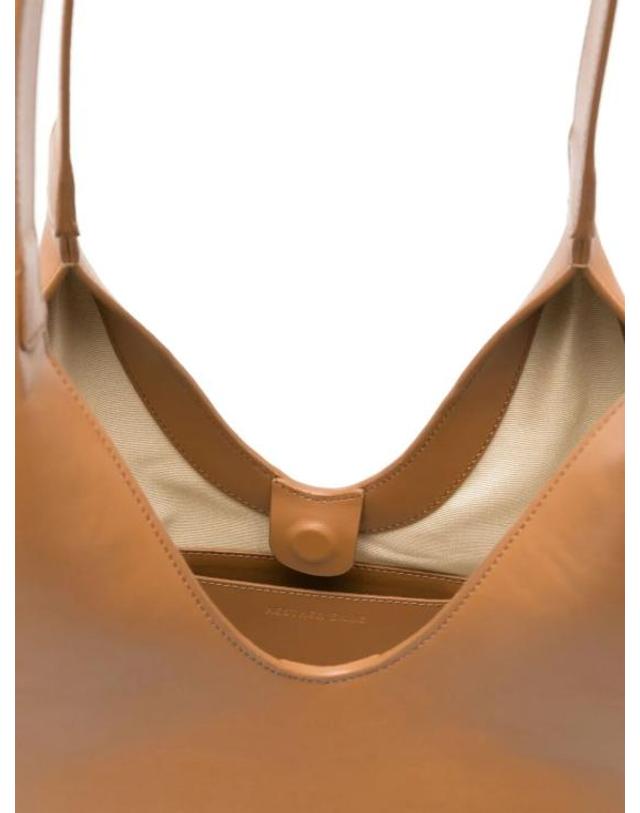 에스더 에크메 [해외직구] 25SS 에스더 에크메 숄더백 03SS251PHBL10 229 TAN 착용컷