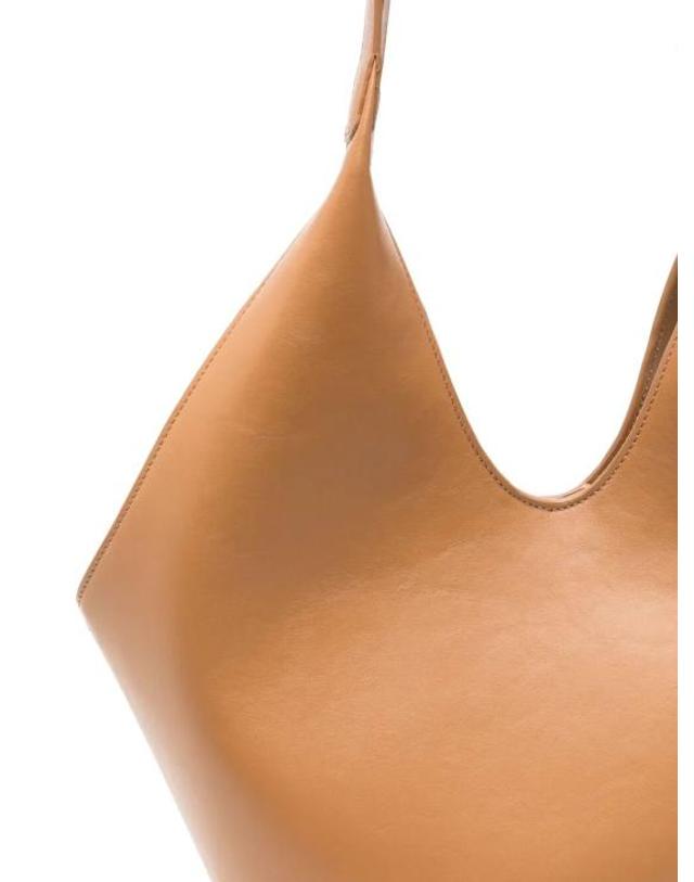 에스더 에크메 [해외직구] 25SS 에스더 에크메 숄더백 03SS251PHBL10 229 TAN 착용컷