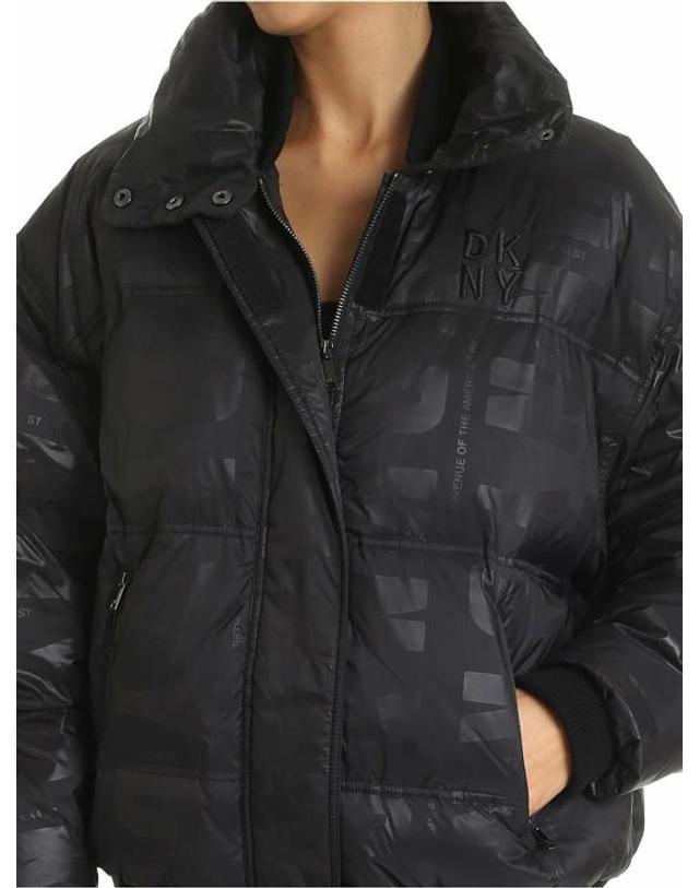 디케이엔와이 [해외직구] 19FW 디케이엔와이 숏패딩 P9GJ1C29BLK Black 착용컷