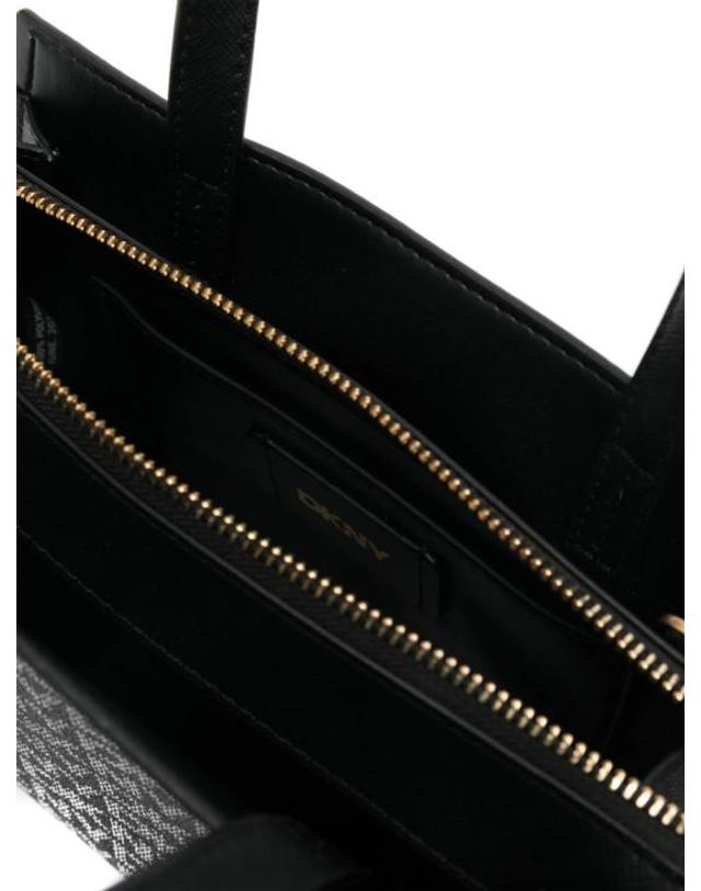 디케이엔와이 [해외직구] 24FW 디케이엔와이 토트백 R43D5G56 XLB Black 착용컷