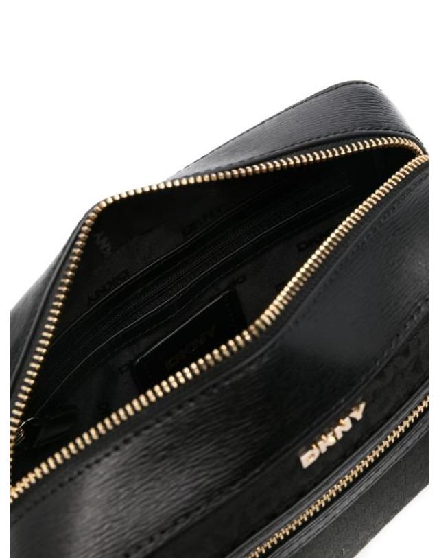 디케이엔와이 [해외직구] 24FW 디케이엔와이 숄더백 R43EFE22 G8Y Black 착용컷