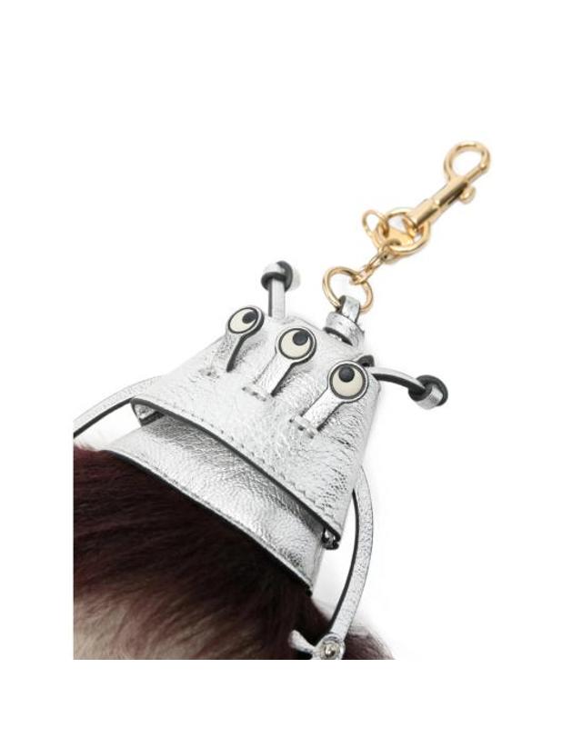 안야 힌드마치 [해외직구] 26FW 안야힌드마치 키링 209281 AW260197 SILVE SILVER BROWN 착용컷