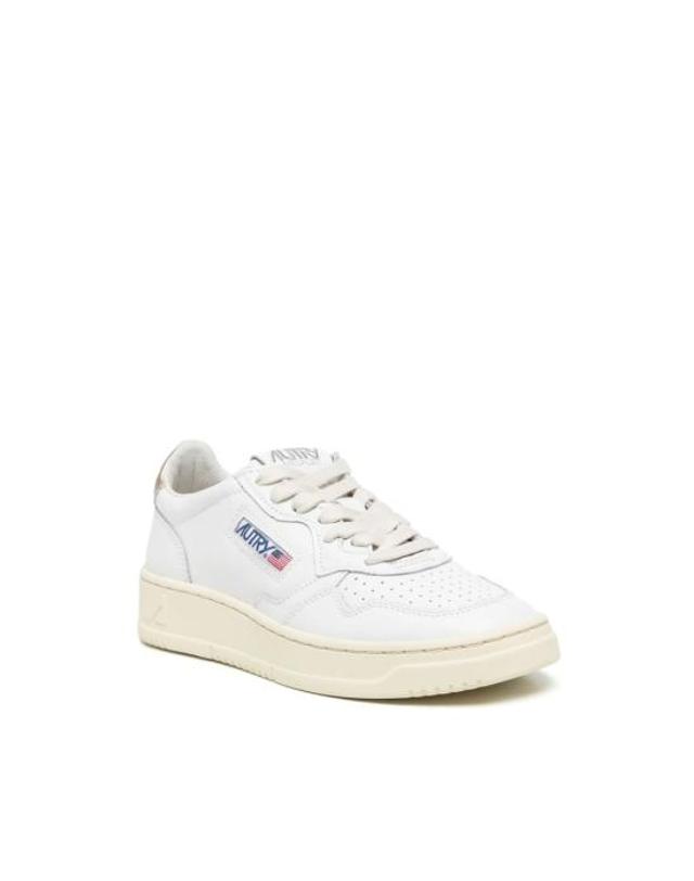 오트리 [해외직구] 26FW 오트리 메달리스트 로우 레더 스니커즈 AULW LL06 WHITE GOLD 착용컷