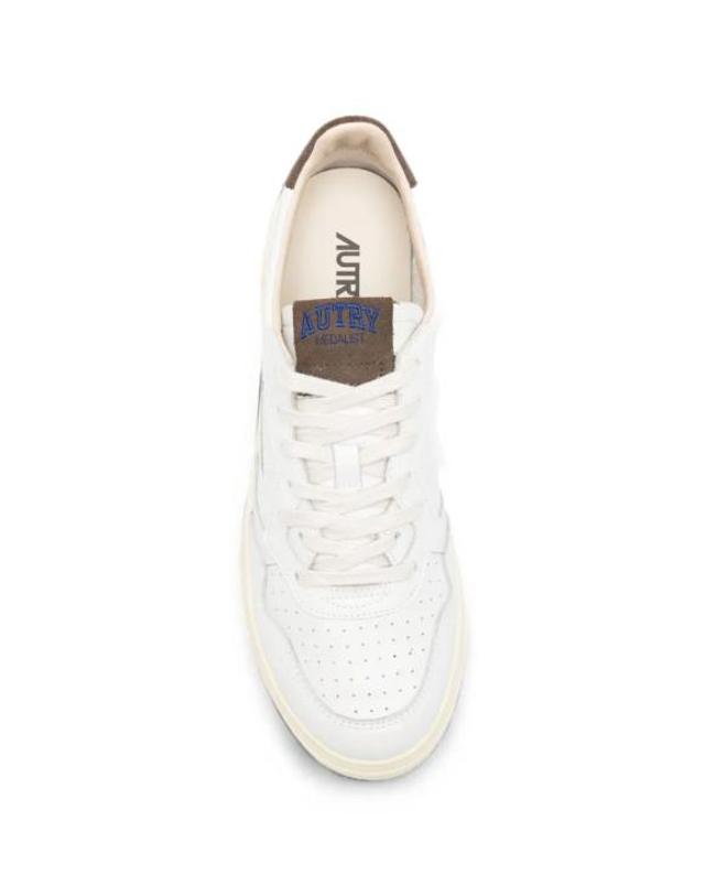오트리 [해외직구] 26FW 오트리 메달리스트 로우 스니커즈 AULM HJ03 LEAT SUEDE COLLEGE WHITE CHOCOCHIP 착용컷