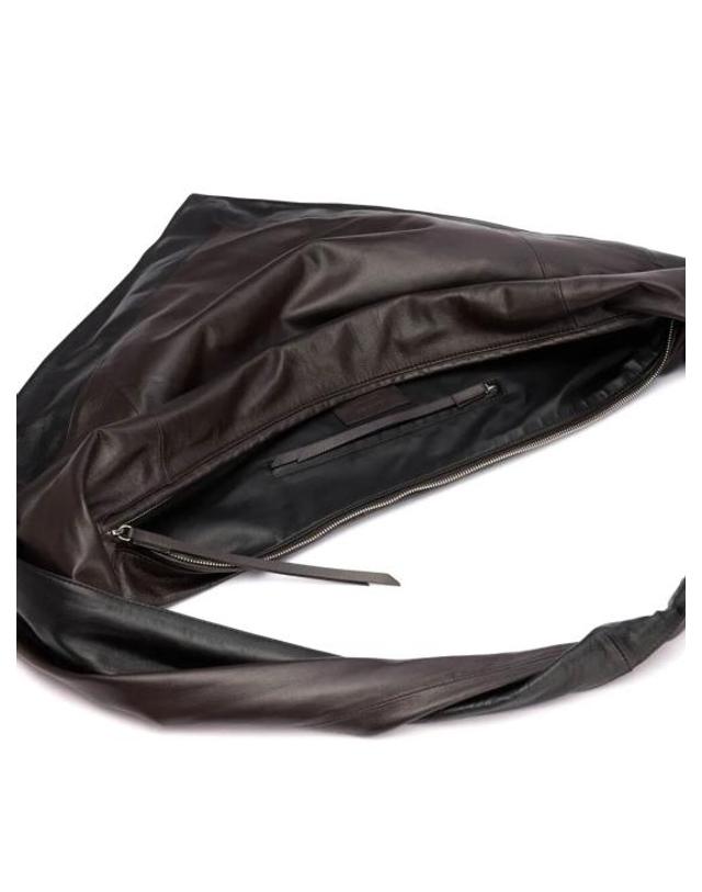 르메르 [해외직구] 26SS 르메르 샤이니 나파 레더 스카프 백 BG0157 LL0075 MU096 BLACK DARK CHOCOLATE 착용컷