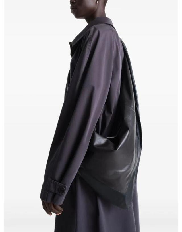 르메르 [해외직구] 26SS 르메르 샤이니 나파 레더 스카프 백 BG0157 LL0075 MU096 BLACK DARK CHOCOLATE 착용컷