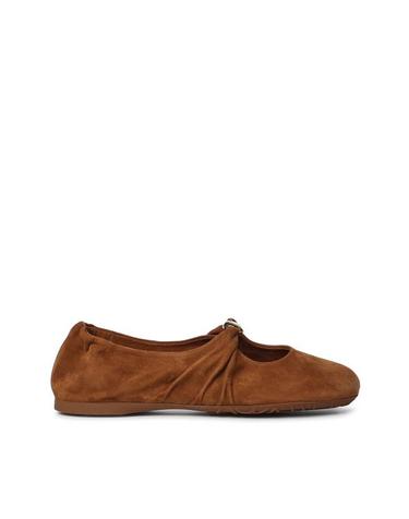 [해외직구] 26FW 로에베 페블 소프트 발레리나 스웨이드 슈즈 LLPF466X04 2530 TAN